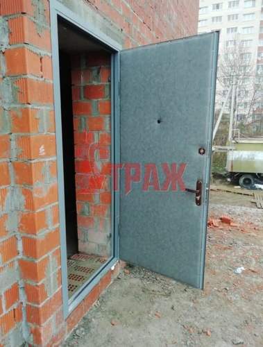 стальная дверь отделана нитроэмалью и винилискожей