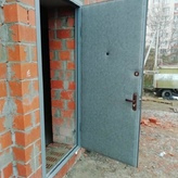 стальная дверь отделана нитроэмалью и винилискожей