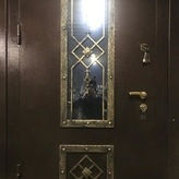 металлическая дверь со стеклом фото крупным планом