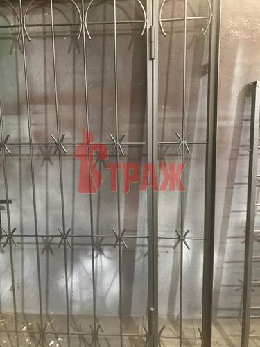 тамбурная решетчатая дверь с двумя петлями