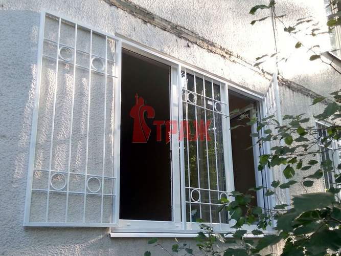 трехстворчатая, распашная решетка на балкон