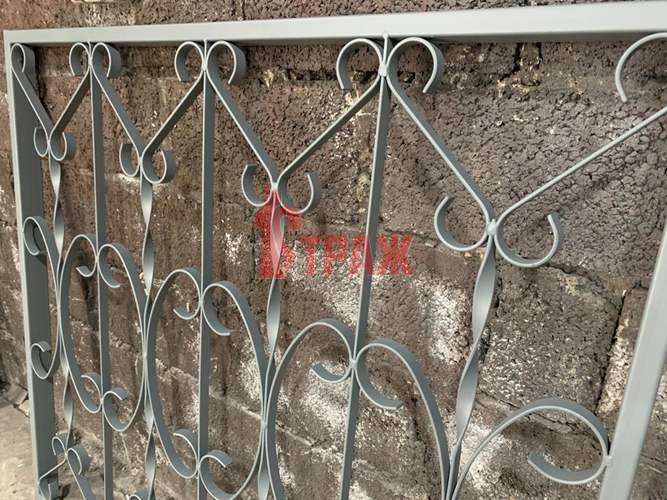 защитная металлическая решетка на окно с узорами, фото сбоку 2