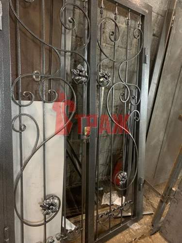 двустворчатая тамбурная решетчатая дверь с ковкой, модель СТДР 063, фото 1