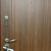 внешняя сторона металлической двери