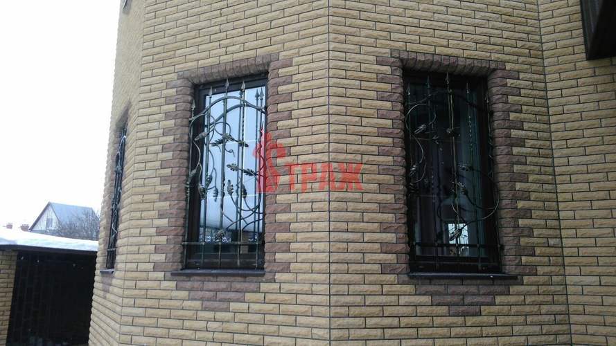 стальные кованые решетки с декоративными элементами