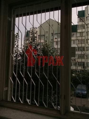ромбическая металлическая сварная оконная решетка черного цвета фото изнутри 3