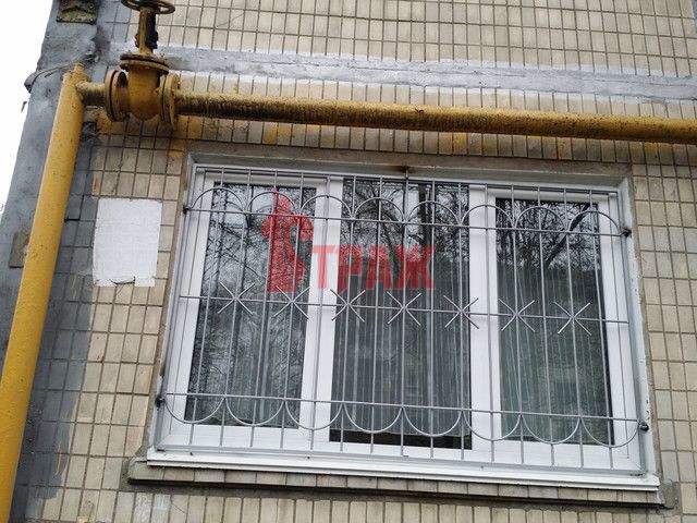 белая сварная решетка с узорами в виде арки фото №2