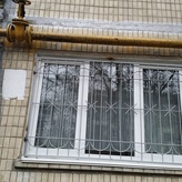 белая сварная решетка с узорами в виде арки фото №2