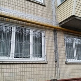 белая сварная решетка с узорами в виде арки фото №3